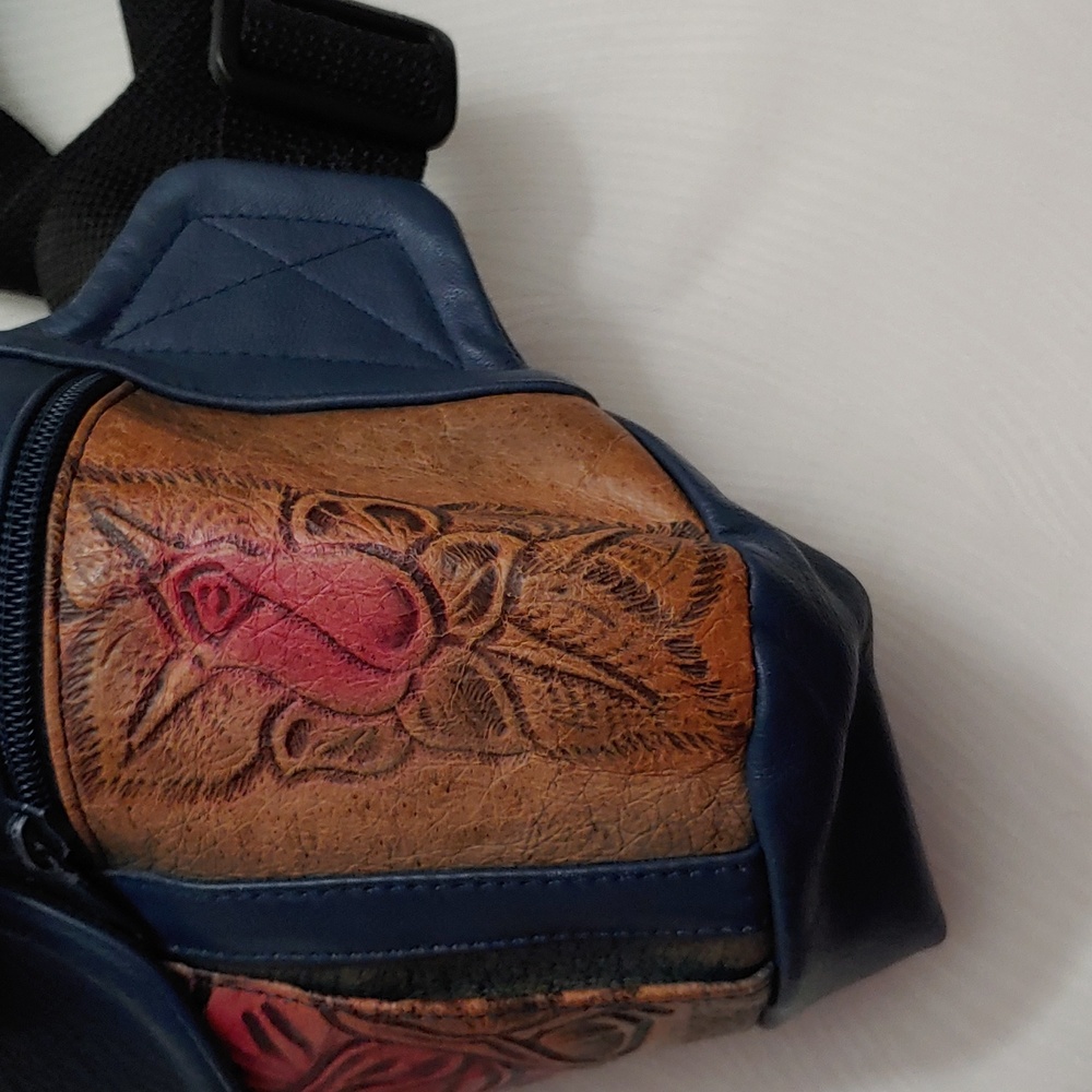 Leather Women's Belt Bag with adjustable strap - Picture 5 of 9